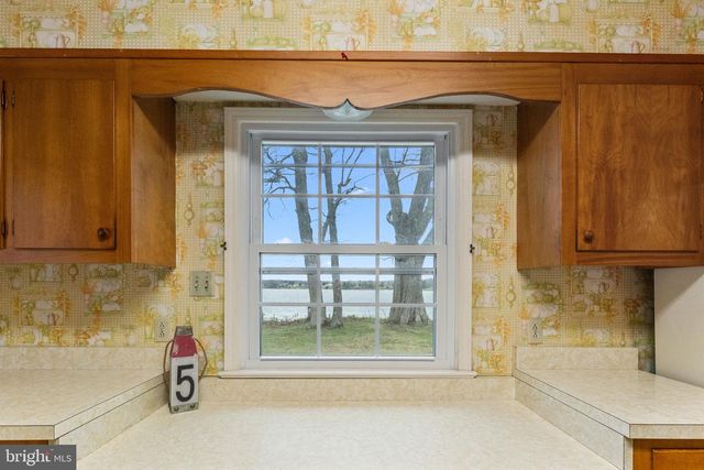 375 HICKORY POINT DR, Montross, VA 22520