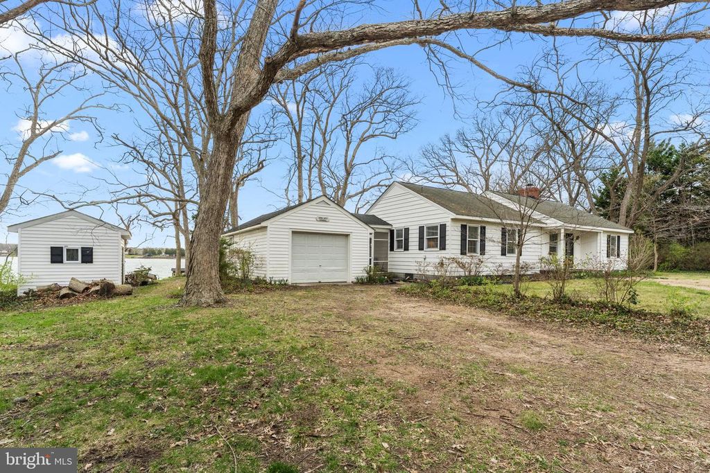 375 HICKORY POINT DR, Montross, VA 22520