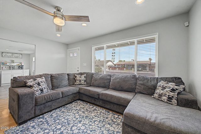 9018 W GLENROSA Avenue, Phoenix, AZ 85037