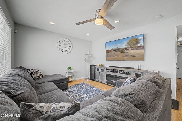 9018 W GLENROSA Avenue, Phoenix, AZ 85037