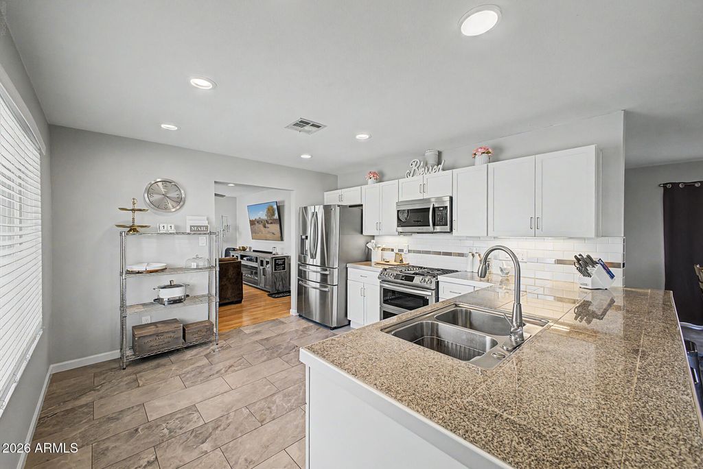 Image 11 of property listing at 9018 W GLENROSA Avenue, Phoenix, AZ 85037