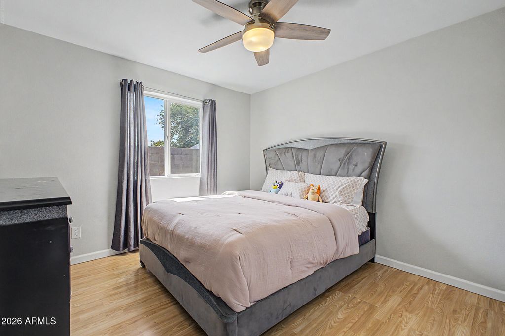 Image 20 of property listing at 9018 W GLENROSA Avenue, Phoenix, AZ 85037