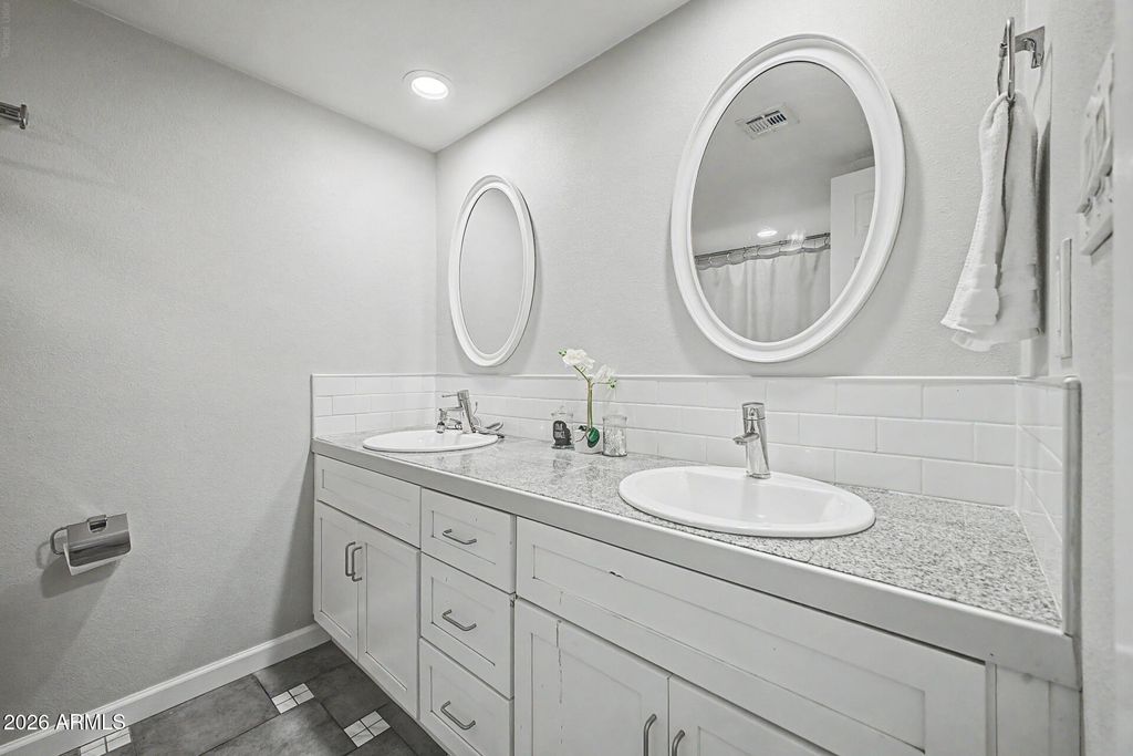 Image 22 of property listing at 9018 W GLENROSA Avenue, Phoenix, AZ 85037
