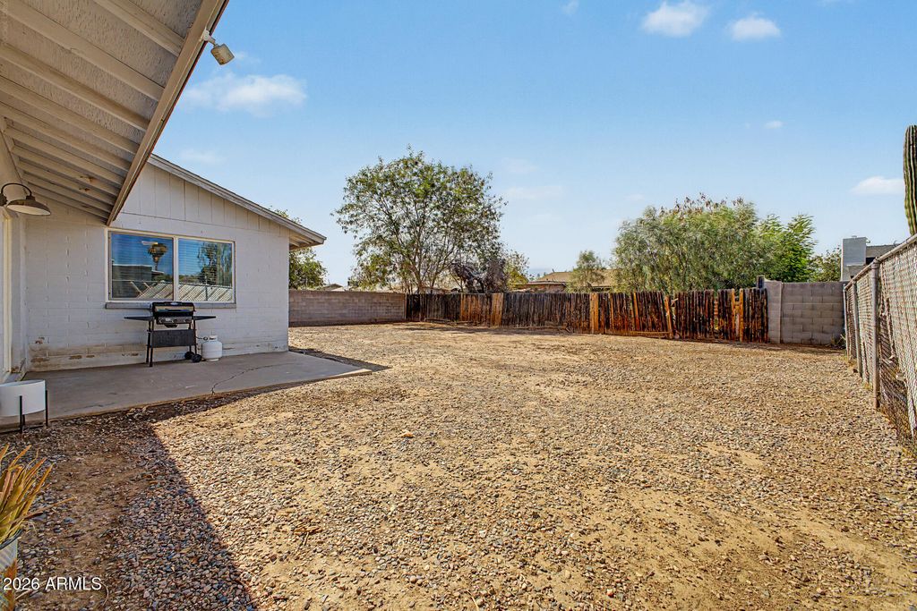 Image 28 of property listing at 9018 W GLENROSA Avenue, Phoenix, AZ 85037