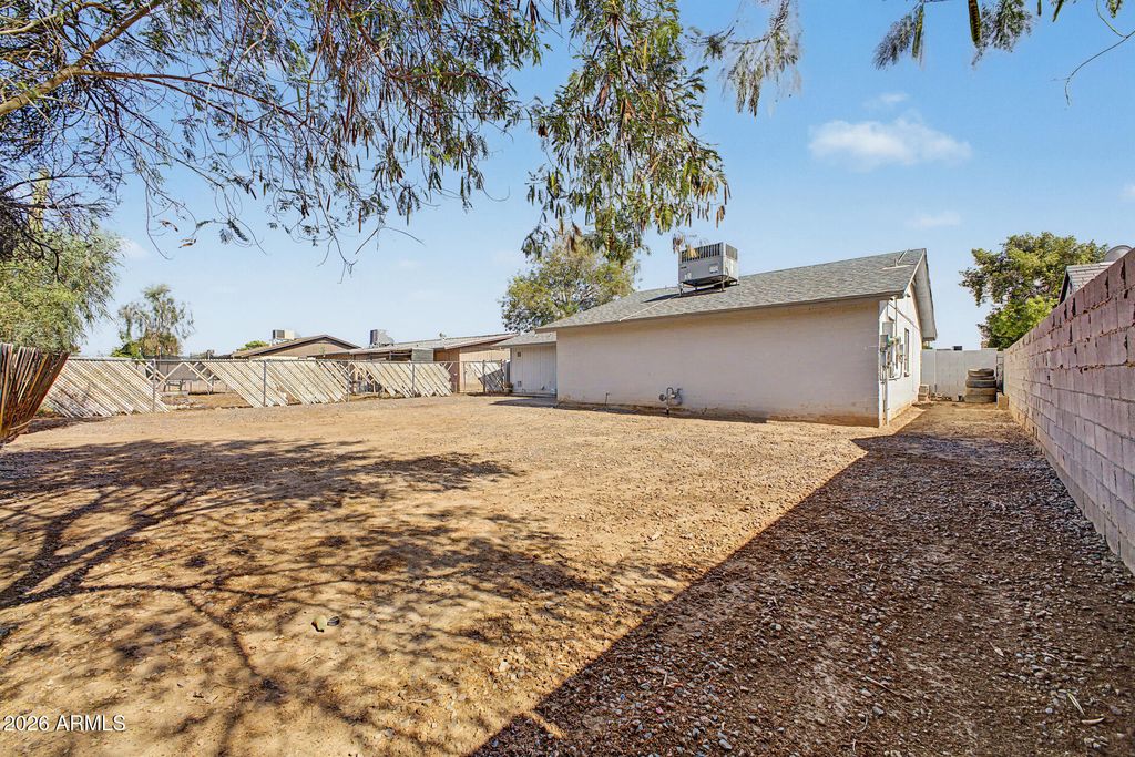 Image 29 of property listing at 9018 W GLENROSA Avenue, Phoenix, AZ 85037