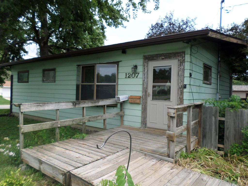 1207 Oregon Street, Waterloo, IA 50702