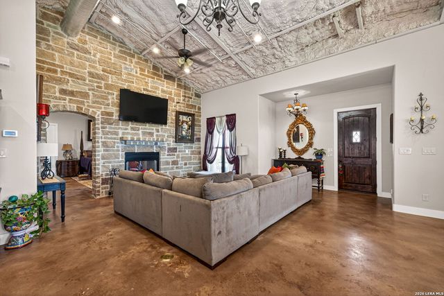 2193 STATE HIGHWAY 97 W, Floresville, TX 78114