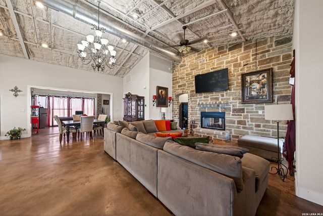 2193 STATE HIGHWAY 97 W, Floresville, TX 78114