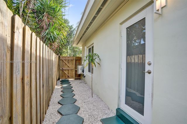 1427-1429 NE 17th Ct, Fort Lauderdale, FL 33305