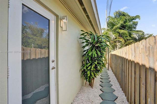 1427-1429 NE 17th Ct, Fort Lauderdale, FL 33305