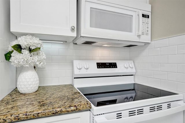 1427-1429 NE 17th Ct, Fort Lauderdale, FL 33305