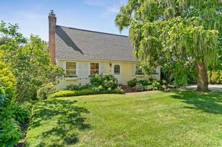 15 Apple Tree Court, South Burlington, VT 05403