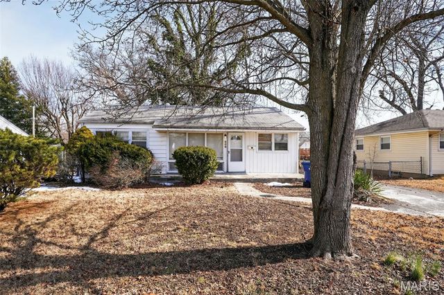 860 Saint Brendan Lane, Florissant, MO 63031