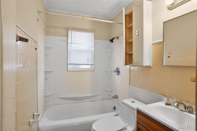 860 Saint Brendan Lane, Florissant, MO 63031