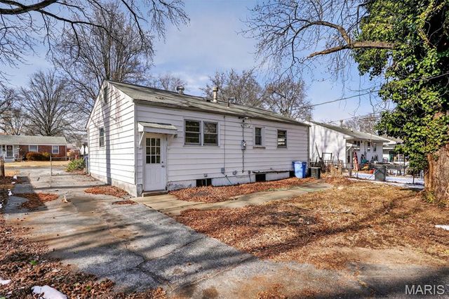 860 Saint Brendan Lane, Florissant, MO 63031