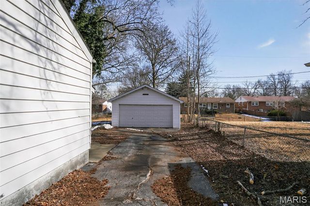 860 Saint Brendan Lane, Florissant, MO 63031