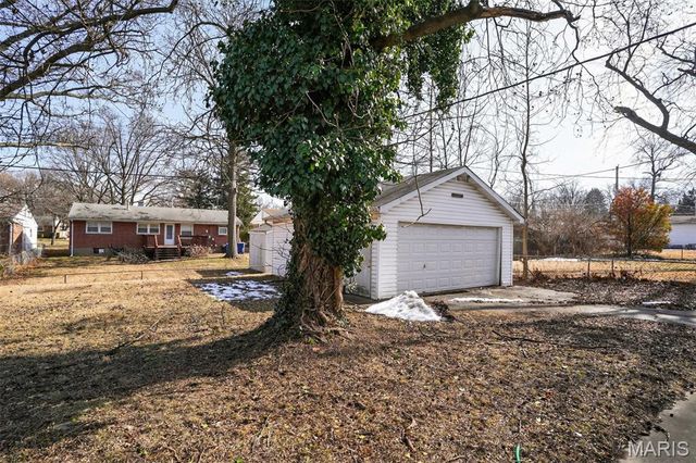 860 Saint Brendan Lane, Florissant, MO 63031