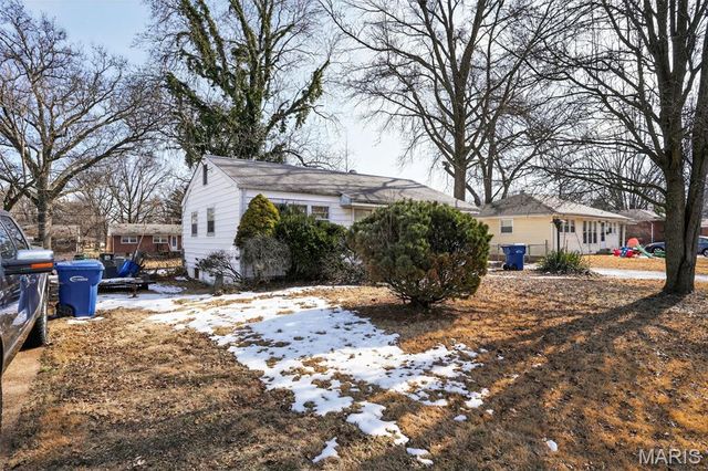 860 Saint Brendan Lane, Florissant, MO 63031