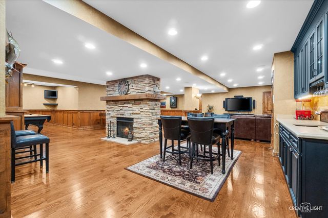 1585 Woodcrest Court, Aurora, IL 60502
