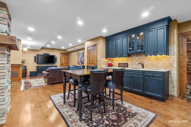 1585 Woodcrest Court, Aurora, IL 60502