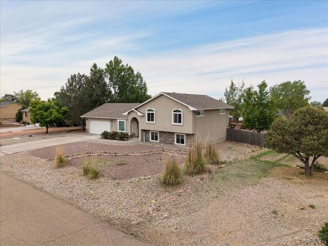 232 W Fairknoll Dr, Pueblo West, CO 81007
