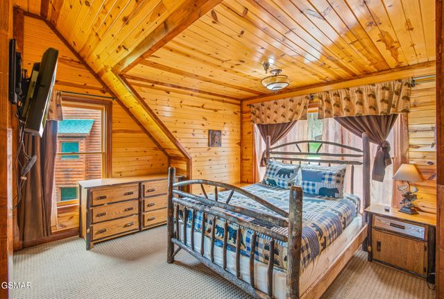 460 Big Bear Way, Pigeon Forge, TN 37863