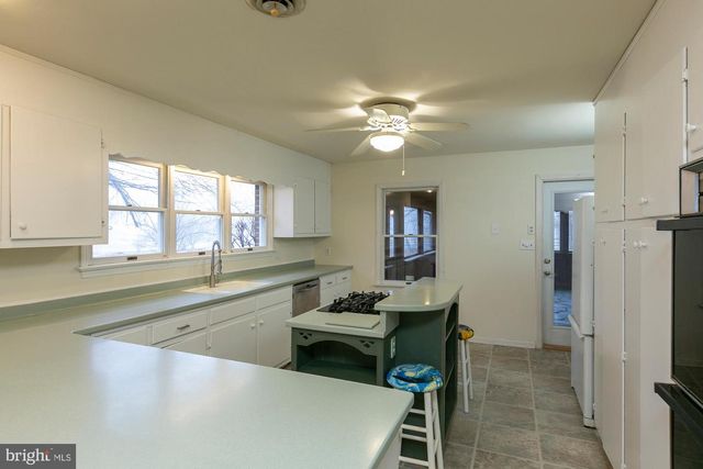 35 GRANT RD, Charles Town, WV 25414