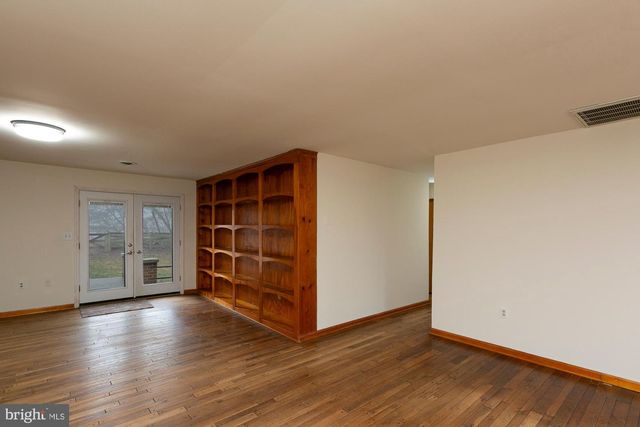 35 GRANT RD, Charles Town, WV 25414