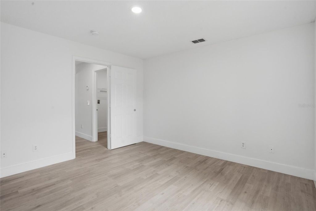 Image 15 of property listing at 1161 KEMPTON CHASE PARKWAY, Orlando, FL 32837