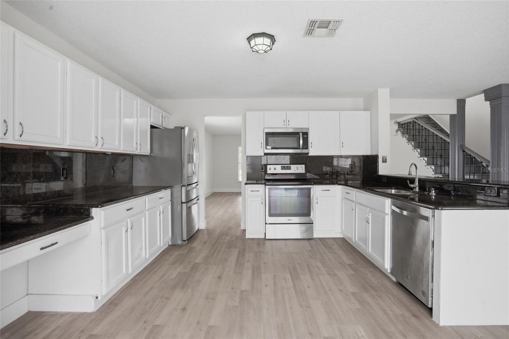 Image 7 of property listing at 1161 KEMPTON CHASE PARKWAY, Orlando, FL 32837