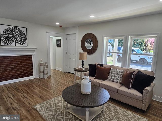 5 N LOCUST AVE, Marlton, NJ 08053