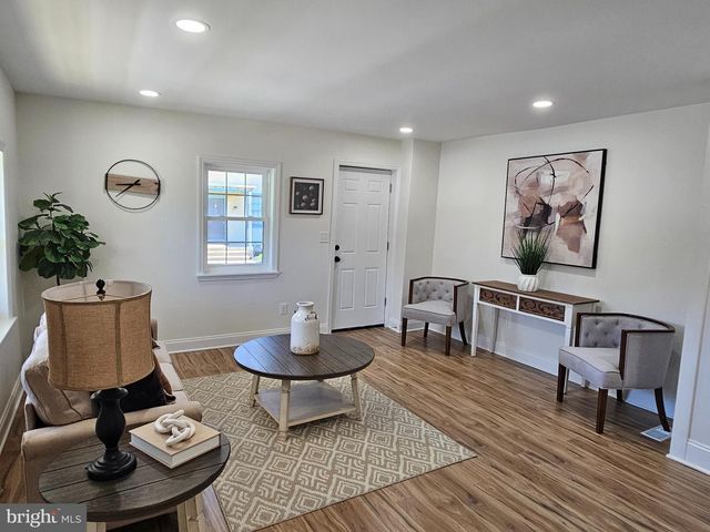 5 N LOCUST AVE, Marlton, NJ 08053