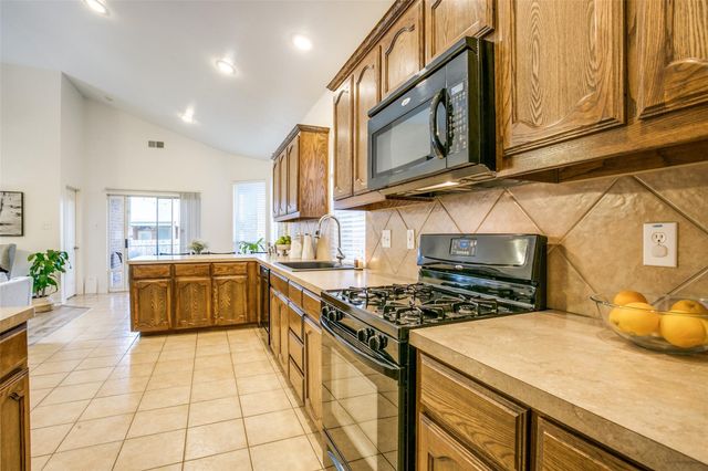 12852 Old Macgregor Lane, Fort Worth, TX 76244