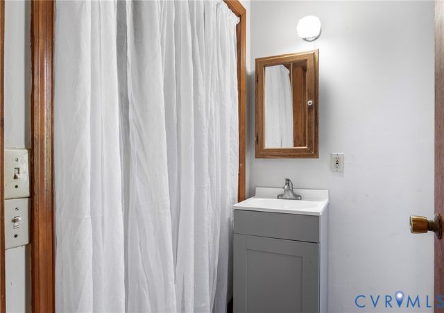 24 S Grove Ave, Highland Springs, VA 23075