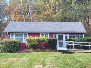 60 Chestnut Lane, Hamden, CT 06518