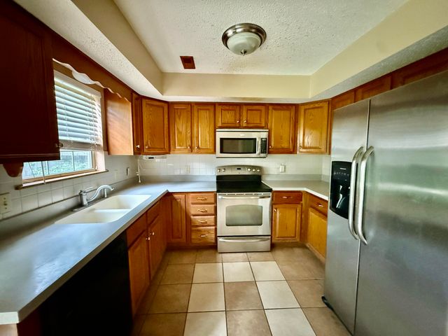 2955 W Knob Hill Street, Springfield, MO 65810