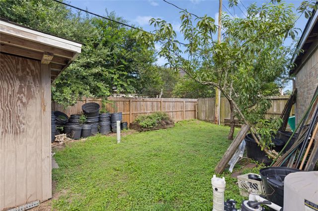 4134 Lakepointe Forest Drive, Seabrook, TX 77586