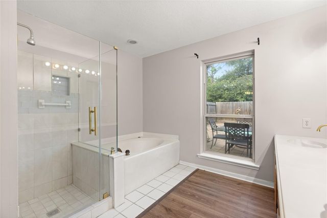 4134 Lakepointe Forest Drive, Seabrook, TX 77586