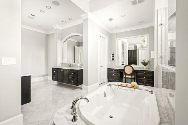 64 S Parkgate Circle, The Woodlands, TX 77381