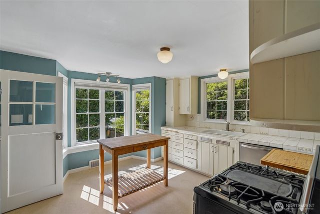 739 N 165th Street, Shoreline, WA 98133