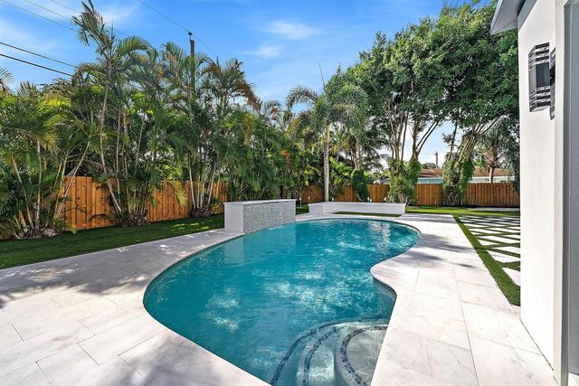 391 W Riverside Drive, Tequesta, FL 33469