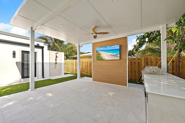 391 W Riverside Drive, Tequesta, FL 33469