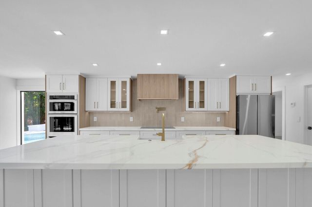 391 W Riverside Drive, Tequesta, FL 33469