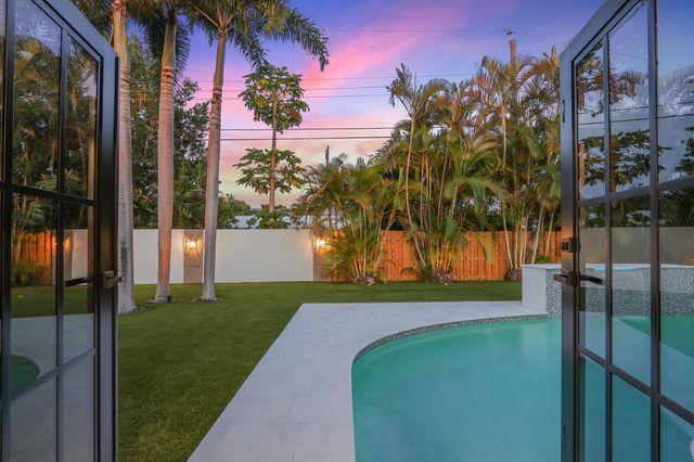 391 W Riverside Drive, Tequesta, FL 33469