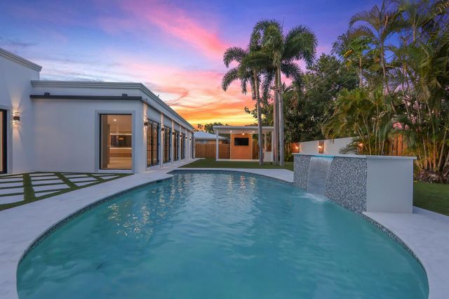 391 W Riverside Drive, Tequesta, FL 33469