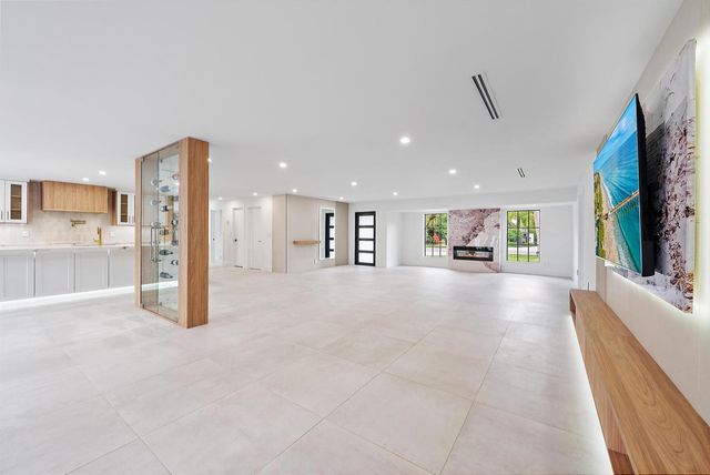 391 W Riverside Drive, Tequesta, FL 33469