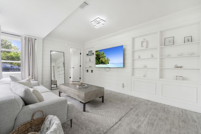 313 N 16TH Avenue N, Lake Worth Beach, FL 33460