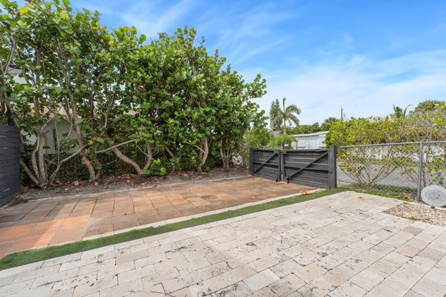 313 N 16TH Avenue N, Lake Worth Beach, FL 33460