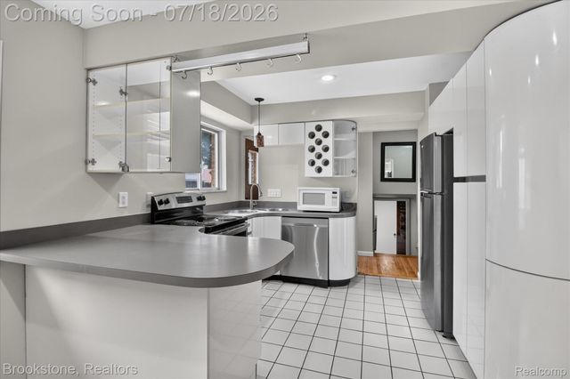 7176 Perry Lake Road, Independence Charter Township, MI 48346