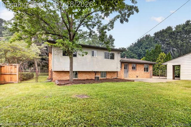 7176 Perry Lake Road, Independence Charter Township, MI 48346